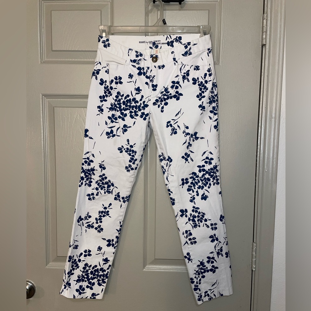 Khaki’s by GAP - Floral Capris